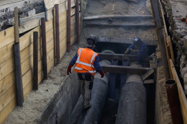 Bükreş, Romanya - 10 Kasım 2022: Bükreş 'te işçilerin bir RADET (Termoenergetica) boru hattını tamir etmeleri için yol üzerindeki inşaat sahası.