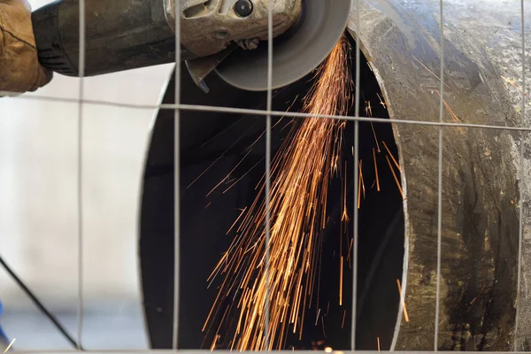 Shallow Depth Field Selective Focus Details Worker Using Angle Grinder — Stock Photo, Image