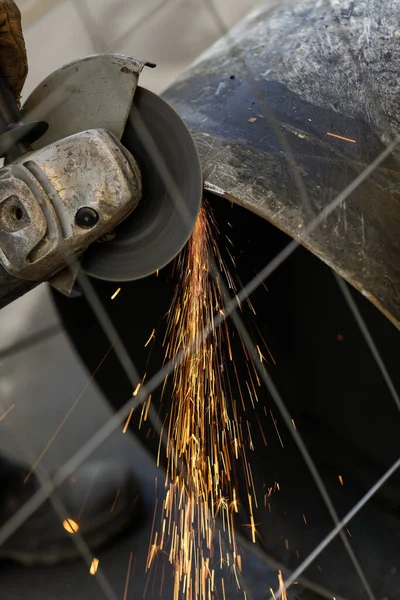 Shallow Depth Field Selective Focus Details Worker Using Angle Grinder — Stock Photo, Image