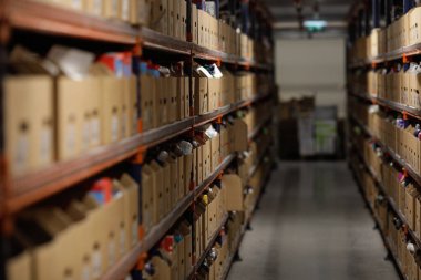 Bükreş, Romanya - 7 Kasım 2022: Bir ticaret ve dağıtım şirketinin deposundaki kutularla sığ alan derinliği (seçici odak) ayrıntıları.