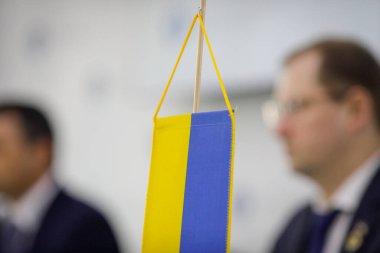 Bir basın toplantısı sırasında Ukrayna bayrağı ile sığ alan derinliği (seçici odak) ayrıntıları.