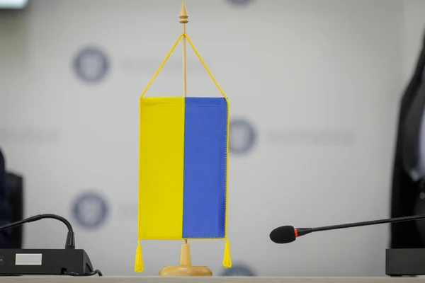 Grunt Skärpedjup Selektivt Fokus Detaljer Med Ukrainsk Flagga Presskonferens — Stockfoto