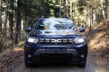 Borovets, Bulgaristan - 30 Aralık 2022: Yeni Dacia Duster arabasıyla ilgili sığ alan derinliği (seçici odak) ayrıntıları.