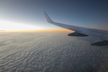 Sabahın erken saatlerinde ticari havayolları bulutların üzerinde uçuyor..