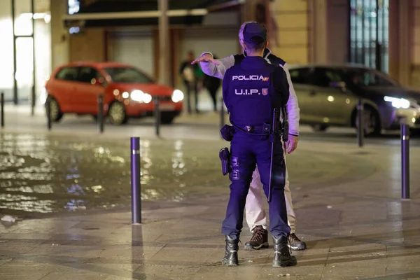 スペインのカステリョン プラナ 2022年11月11日 スペインの警察官 Unidades Intervencion Policial Uip が夜通りで男と話している — ストック写真