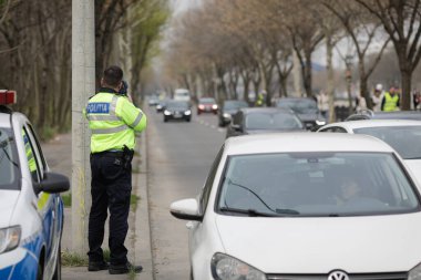 Bükreş, Romanya - 8 Nisan 2023: Romanya Karayolu Polisi Bükreş 'te bir sokakta radar hızı tabancası kullandı