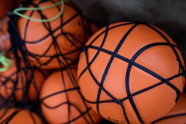 Bir devlet okulunda ucuz plastik basketbol topu ile sığ alan derinliği (seçici odak) ayrıntıları.