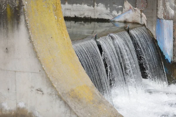 水从水闸流过 流经一条由混凝土制成的河 — 图库照片