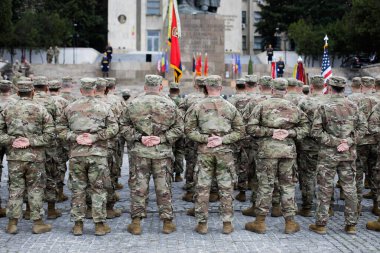 Bükreş, Romanya - 5 Nisan 2023: Her ikisi de 10. Dağ Tümeni ve 101. Hava Kuvvetleri (Air Assault) mensupları arasındaki yetki devir törenine katıldılar.