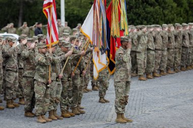 Bükreş, Romanya - 5 Nisan 2023: Her ikisi de 10. Dağ Tümeni ve 101. Hava Kuvvetleri (Air Assault) mensupları arasındaki yetki devir törenine katıldılar.