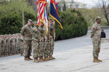 Bükreş, Romanya - 5 Nisan 2023: Her ikisi de 10. Dağ Tümeni ve 101. Hava Kuvvetleri (Air Assault) mensupları arasındaki yetki devir törenine katıldılar.