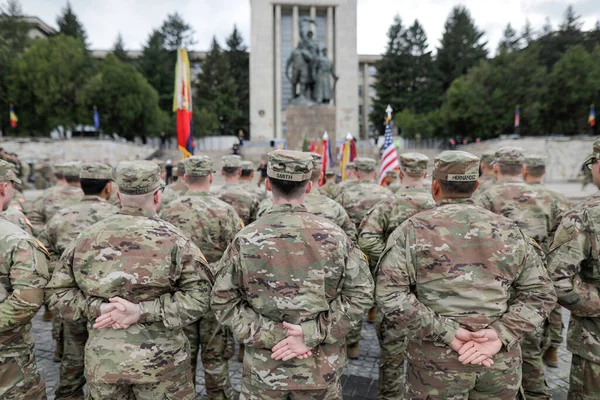 罗马尼亚布加勒斯特 2023年4月5日 美国陆军第10山地师和第101空降师 的军人出席了他们之间的权力移交仪式 — 图库照片