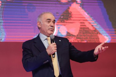 Bükreş, Romanya - 5 Mayıs 2023: Eski dünya satranç şampiyonu Garry Kasparov, Grand Chess Tour 2023 - Superbet Klasik Satranç Turu açılış töreninde konuşma yaptı.