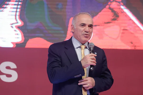 Bükreş, Romanya - 5 Mayıs 2023: Eski dünya satranç şampiyonu Garry Kasparov, Grand Chess Tour 2023 - Superbet Klasik Satranç Turu açılış töreninde konuşma yaptı.