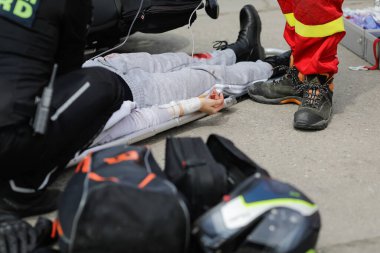 Otopeni, Romanya - 15 Mayıs 2023: Romen ilk müdahale ekipleri, itfaiyeciler ve sağlık görevlileri, tatbikat sırasında motosiklet kazası mağdurunu kurtarmak ve kurtarmak için eğitim aldılar.