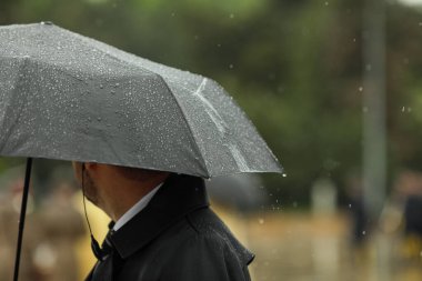 Korunma ve Koruma Servisi (SPP, ABD Gizli Servisi 'nin Rumen versiyonu) subayları, yağmurlu bir günde bir devlet başkanının halka açık ziyareti sırasında.