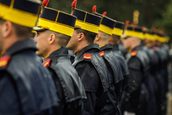 罗马尼亚布加勒斯特 2023年5月17日 在一个雨天举行的仪式上 勇敢的米迦勒第30亲卫旅士兵 — 图库照片