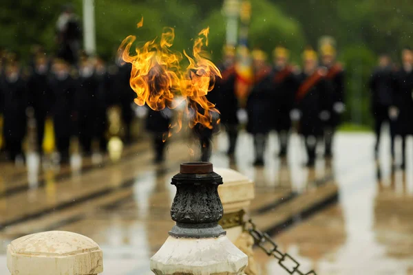 Wieczny Płomień Dla Bohaterów Armii Podczas Ceremonii Wojskowej Bukareszcie Rumunii — Zdjęcie stockowe