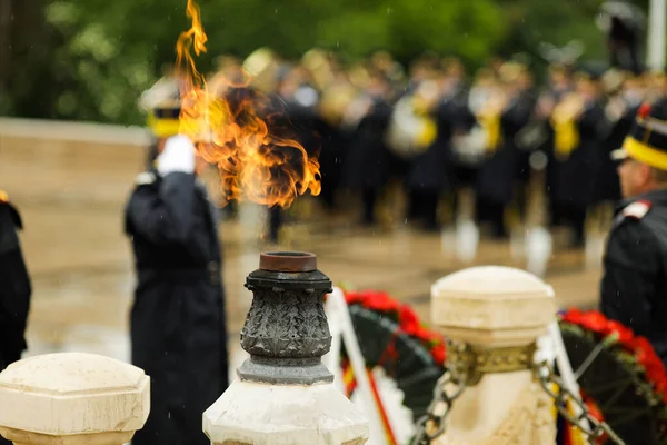Wieczny Płomień Dla Bohaterów Armii Podczas Ceremonii Wojskowej Bukareszcie Rumunii — Zdjęcie stockowe