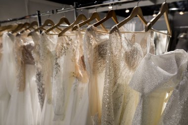 Bir mağazada gelinlik sergilenen sığ alan derinliği (seçici odak) ayrıntıları.