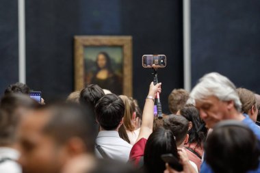 Paris, Fransa - 9 Haziran 2023: Turistler, Leonardo da Vinci 'nin Louvre Müzesi' ndeki ünlü Mona Lisa tablosunun fotoğraflarını çekmek için toplandı.