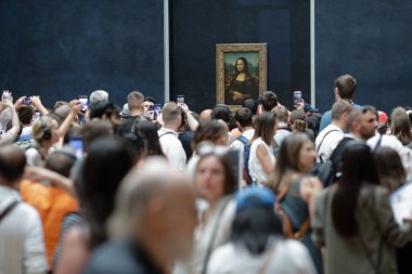 Paris, Fransa - 9 Haziran 2023: Turistler, Leonardo da Vinci 'nin Louvre Müzesi' ndeki ünlü Mona Lisa tablosunun fotoğraflarını çekmek için toplandı.