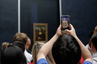Paris, Fransa - 9 Haziran 2023: Turistler, Leonardo da Vinci 'nin Louvre Müzesi' ndeki ünlü Mona Lisa tablosunun fotoğraflarını çekmek için toplandı.