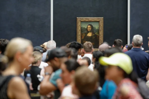 Paris, Fransa - 9 Haziran 2023: Turistler, Leonardo da Vinci 'nin Louvre Müzesi' ndeki ünlü Mona Lisa tablosunun fotoğraflarını çekmek için toplandı.