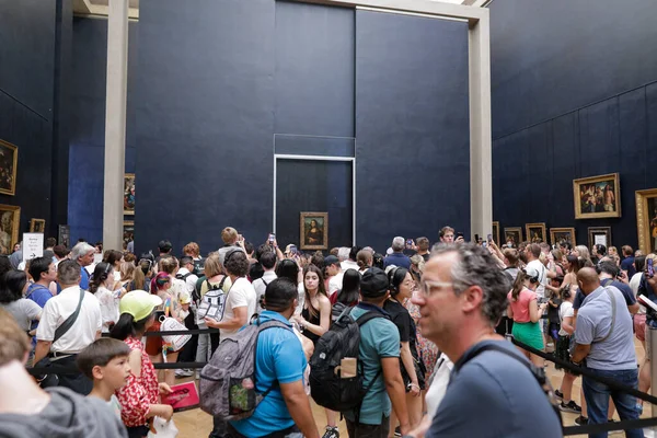 Paris Fransa Haziran 2023 Turistler Leonardo Vinci Nin Louvre Müzesi — Stok fotoğraf
