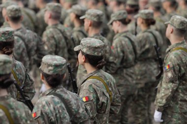 Bükreş, Romanya - 25 Ekim 2023: Romanya Ordu Günü kutlamasında Romen genç bayan öğrenci.