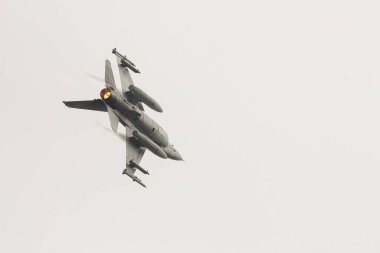 Borcea, Romanya - 13 Kasım 2023: Bir Romen askeri jet pilotu, Avrupa F-16 Eğitim Merkezi 'nin açılış töreninin ardından düzenlenen bir gösteri sırasında F16 Falcon' unu uçuruyor.