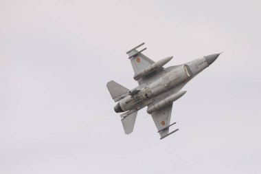 Borcea, Romanya - 13 Kasım 2023: Bir Romen askeri jet pilotu, Avrupa F-16 Eğitim Merkezi 'nin açılış töreninin ardından düzenlenen bir gösteri sırasında F16 Falcon' unu uçuruyor.