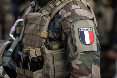 Bükreş, Romanya - 1 Aralık 2023: Romanya Ulusal Günü askeri geçidi sırasında üniformalı bir Fransız askerin ayrıntılarıyla sığ alan görüntüsü.