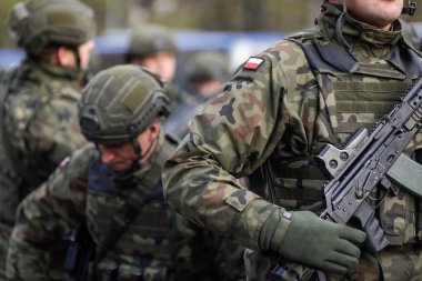 Bükreş, Romanya - 1 Aralık 2023: Romanya Ulusal Günü askeri geçidi sırasında üniformalı Polonyalı bir askerin ayrıntıları.