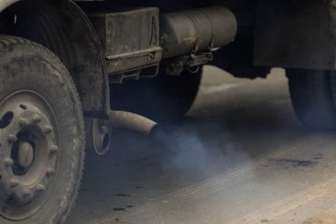 Bükreş, Romanya - 11 Aralık 2023: Ağır duman çıkaran eski bir kamyonun egzoz borusuyla ilgili ayrıntılar.