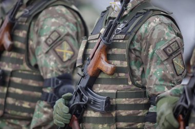 Bükreş, Romanya - 24 Ocak 2024: Tanınmayan Asker Anıtı 'nda düzenlenen askeri törende elinde AK 47 saldırı tüfeği bulunan Romen askeriyle ilgili ayrıntılar.