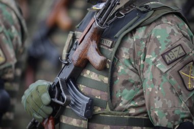 Bükreş, Romanya - 24 Ocak 2024: Tanınmayan Asker Anıtı 'nda düzenlenen askeri törende elinde AK 47 saldırı tüfeği bulunan Romen askeriyle ilgili ayrıntılar.