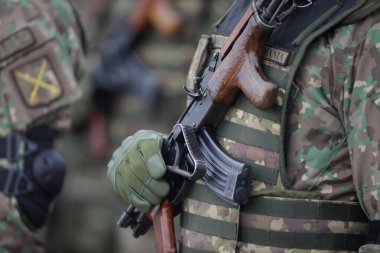 Bükreş, Romanya - 24 Ocak 2024: Tanınmayan Asker Anıtı 'nda düzenlenen askeri törende elinde AK 47 saldırı tüfeği bulunan Romen askeriyle ilgili ayrıntılar.