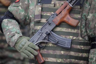 Bükreş, Romanya - 24 Ocak 2024: Tanınmayan Asker Anıtı 'nda düzenlenen askeri törende elinde AK 47 saldırı tüfeği bulunan Romen askeriyle ilgili ayrıntılar.