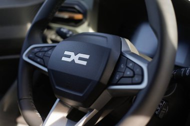 Mioveni, Romanya - 7 Şubat 2024: Yeni Dacia Duster 2024 modelinin içi.