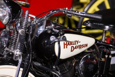 Bükreş, Romanya - 21 Nisan 2024: Klasik Harley Davidson motosikleti ayrıntıları.