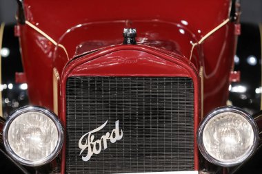Bükreş, Romanya - 21 Nisan 2024: 1920 Ford T Touring retro otomobilinin ön kısmı ve amblemi.