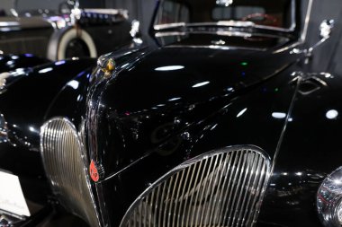 Bükreş, Romanya - 21 Nisan 2024: Bir Lincoln Continental coupe retro otomobilinin ön kısmı ve amblemi.