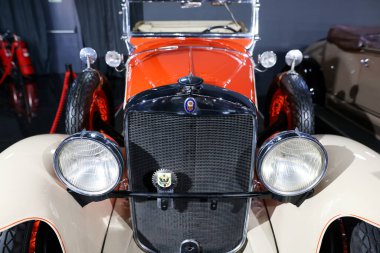 Bükreş, Romanya - 21 Nisan 2024: 1929 Graham Paige roadster retro otomobilinin ön kısmı ve amblemi.