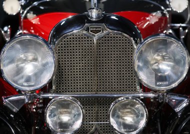 Bükreş, Romanya - 21 Nisan 2024: 1928 Auburn 8-115 Boattail Speedster retro otomobilinin ön kısmı ve amblemi.