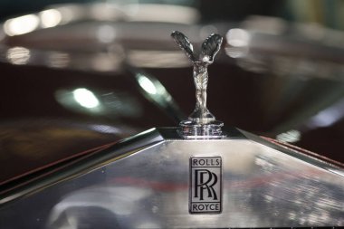 Bükreş, Romanya - 21 Nisan 2024: Eski Rolls Royce model lüks bir arabanın ön kısmı ve amblemi.