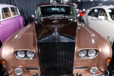 Bükreş, Romanya - 21 Nisan 2024: Eski Rolls Royce model lüks bir arabanın ön kısmı ve amblemi.