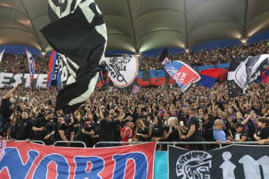FCSB taraftarları, FCSB vs CFR 1907 Cluj play-off grubu A 'nın Bükreş' teki Ulusal Arena Stadyumu 'ndaki maçı sırasında tepki verdiler..