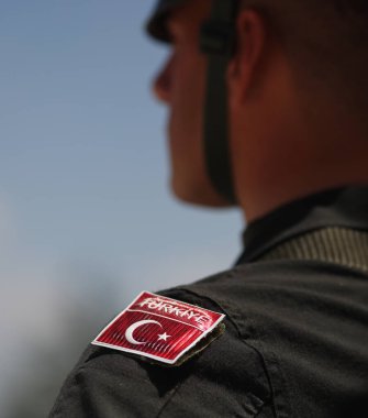 Türk askerinin üniformasında Türk bayrağının ayrıntıları