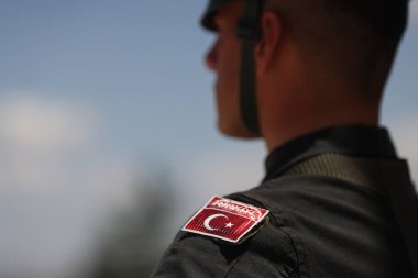 Türk askerinin üniformasında Türk bayrağının ayrıntıları